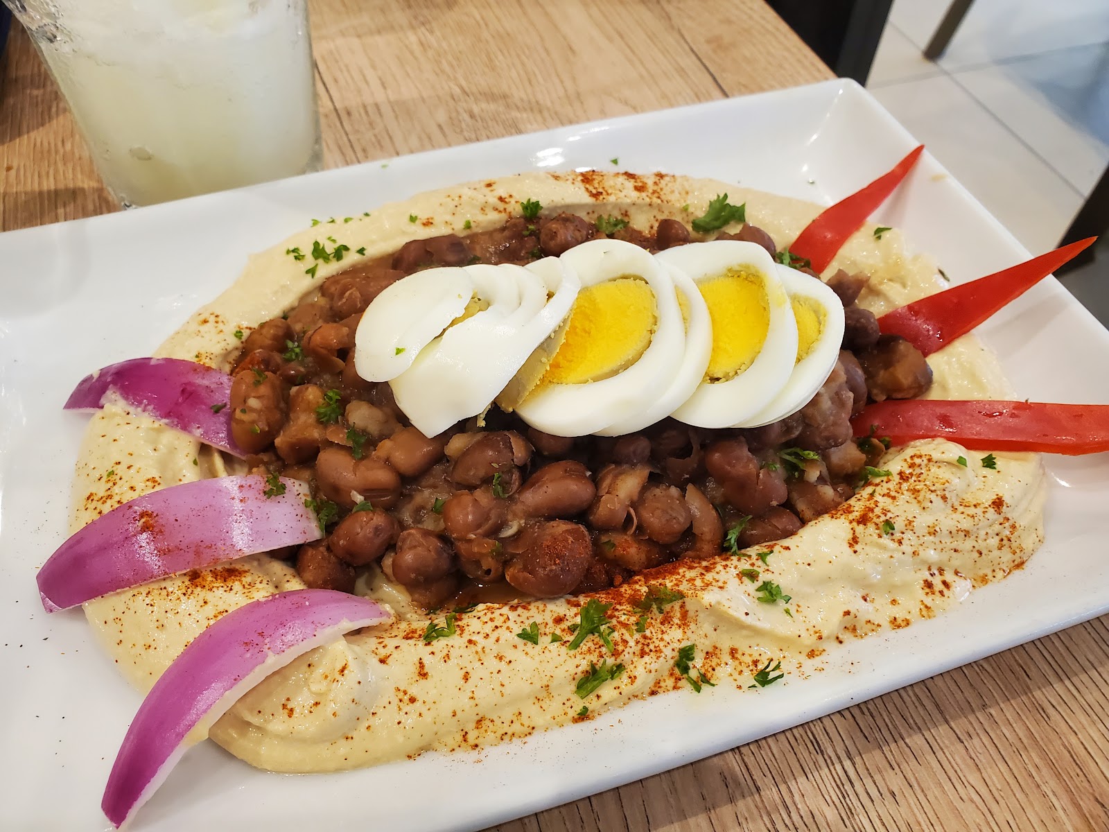 Plato mediterraneo con hummus y huevo